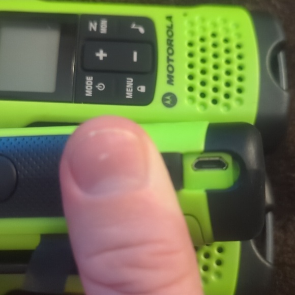 Pack of 3 MOTOROLA lime green Walkie Talkies. Brand New 🆕 w/o box 🚫📦 - Picture 7 of 8